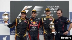 Para pembalap mobil Formula Satu (dari kiri: Kimi Raikkonen (Finlandia), Sebastian Vettel (Jerman), Romain Grosjean (Perancis) dan Tim Sponsor Red Bull Christian Horner) berpose seusai pertandingan Bahrain Grand Prix F1 di sirkuit Sakhir, Manama (22/4).