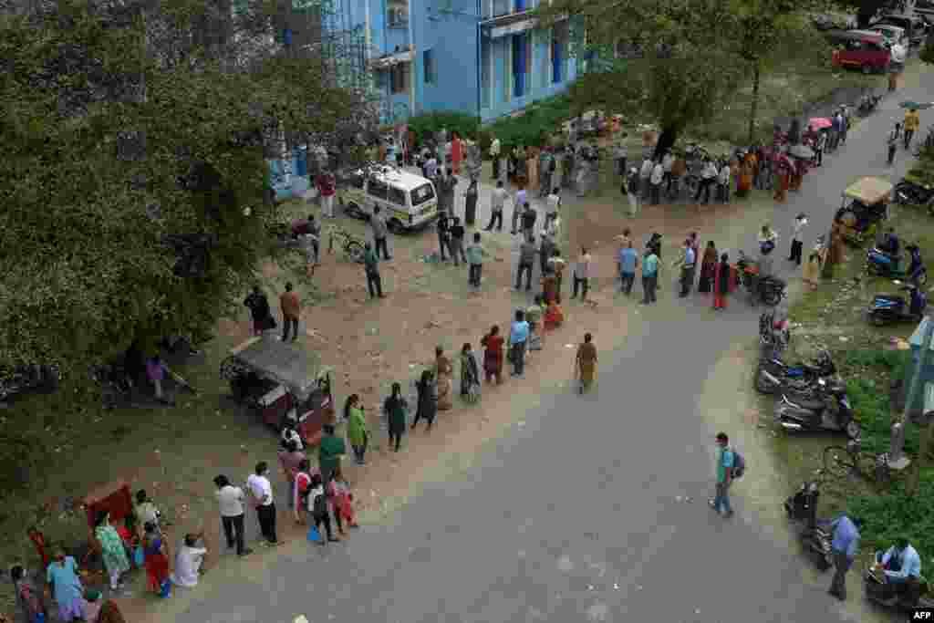 인도 실리구리 외곽 병원에 신종 코로나바이러스 백신 접종을 맞으려는 사람들이 줄서 있다. 