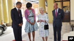 Shugaba Obama na Amirka da matarsa Michelle da saurauniyar Ingila Elizabeth da mijinta Yarima Phillip, a kofar fadar Buckingham a birni London.