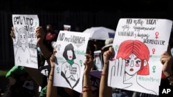 Mujeres protestan en demanda de acción al gobierno del presidente Nayib Bukele contra los feminicidios, en San Salvador, el 28 de noviembre de 2021. 