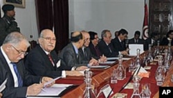 Le President Fouad Mebazaa (deuxieme a droite) lors du premier Conseil de Ministres de l'apres Ben Ali, 20 Jan 2011.