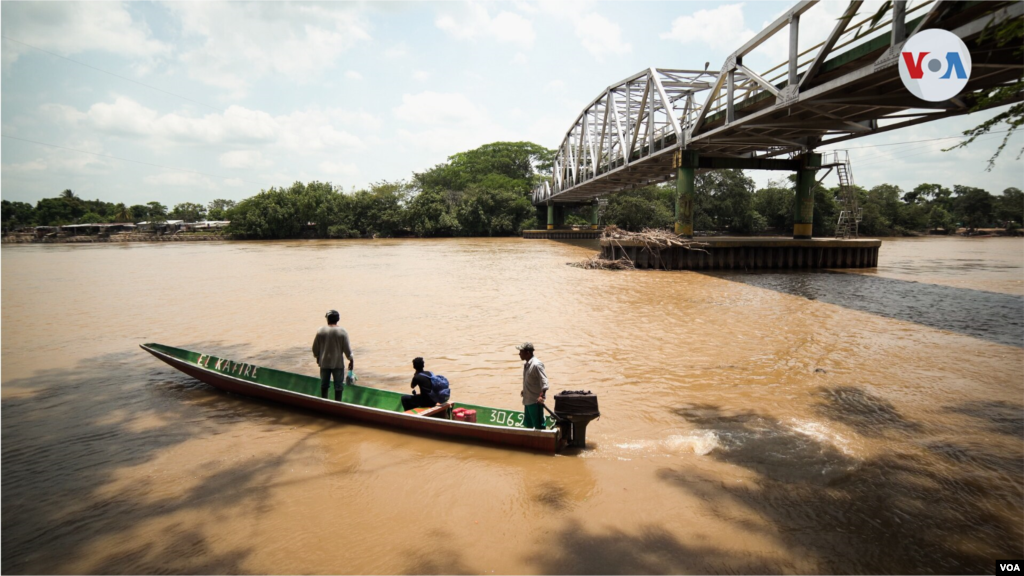 El R&#237;o Arauca es la frontera natural que divide a Colombia y Venezuela, con m&#225;s de 290 kil&#243;metros de extensi&#243;n lim&#237;trofe, separa al Estado Apure en Venezuela del Departamento de Arauca en Colombia.