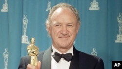 ARCHIVO - El actor Gene Hackman posa con la estatuilla de los premios Oscar que ganó en la categoría a mejor actor de reparto, en marzo de 1993.