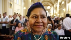 Rigoberta Menchu, peraih Hadiah Nobel untuk Perdamaian asal Guatemala, dalam sebuah kunjungan ke Kolombia. (Foto: Dok)