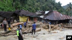 Tim SAR melakukan pencarian korban dan penyintas menyusul bencana banjir bandang dan tanah longsor di Mandailing Natal, Sumatera Utara, 13 Oktober 2018. 