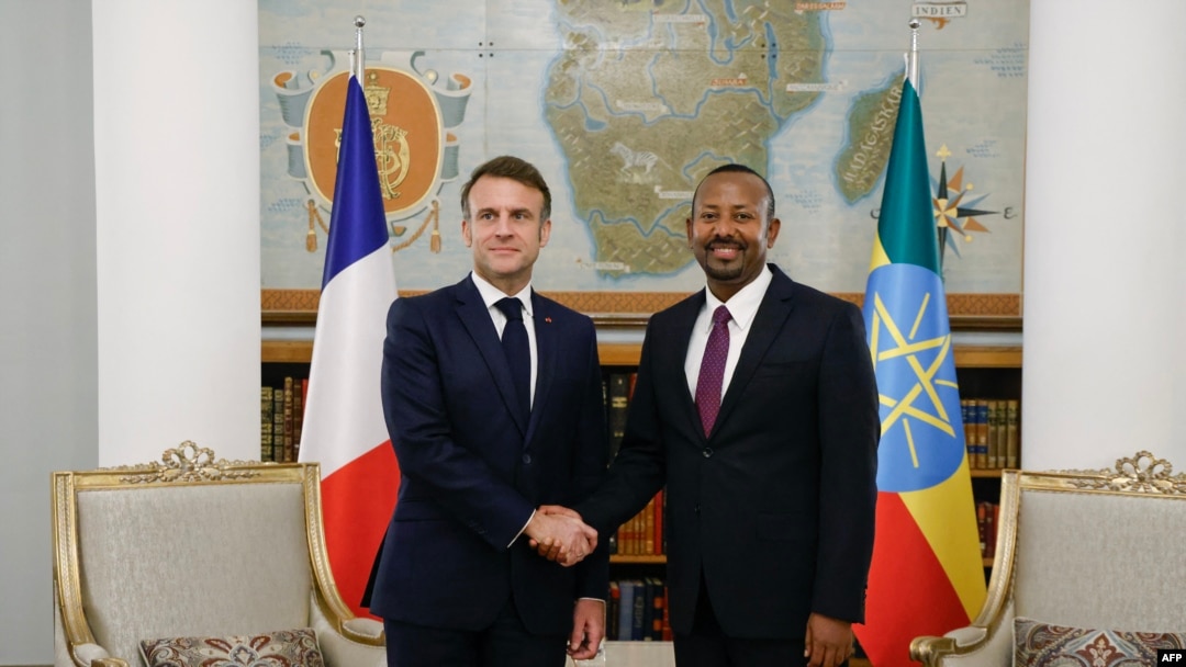 በፈረንሳይ መንግሥት ድጋፍ በታደሰውንና አዲስ አበባ በሚገኘው የኢትዮጵያ ብሔራዊ ቤተመንግሥት፣ የኢትዮጵያ ጠቅላይ ሚኒስትር ዐብይ አሕመድ እና የፈረንሳይ ፕሬዝዳንት ኢማኑኤል ማክሮን እጅ ለእጅ ሲጨባበጡ። ቅዳሜ ታኅሣሥ 12 ቀን 2017 ዓ.ም 