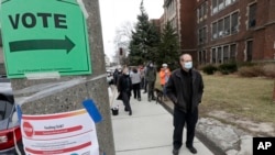 7일 미국 대선 예비선거가 실시된 미국 위스콘신주 밀워키에서 유권자들이 마스크를 착용하고 '사회적 거리'를 유지한 채 투표 순서를 기다리고 있다. 