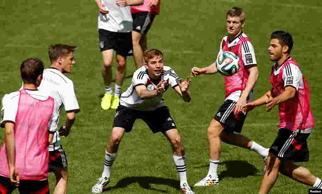 O jogador da selecção alemã,&nbsp; Christoph Kramer (ao centro) joga andebol com os seus colegas durante um treino em St. Martin, norte de Itália, Maio 28, 2014.