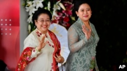 Ketua Umum PDI-P Megawati Sukarnoputri dan putrinya, Puan Maharani, yang saat itu menjabat Menko Pembangunan Manusia dan Budaya, menghadiri pelantikan Presiden Joko Widodo di Gedung DPR/MPR, 20 Oktober 2019. (Foto: Adek Berry/Pool Photo via AP)