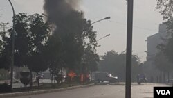 پوليس افسر په ګاډي کې دفتر ته روان ؤ او د بريد ښکار شوی دی.