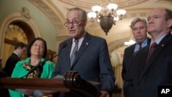 El líder de la minoría en el Senado, Chuck Schumer, (centro) en la foto con otros senadores demócratas, dice que Mike Pompeo no ha respondido satisfactoriamente preguntas sobre sus comentarios contra musulmanes y la investigación sobre Rusia.