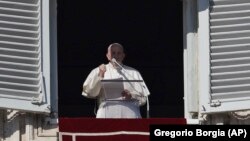 Le pape François récite la prière de l'Angélus depuis la fenêtre de l'appartement pontifical donnant sur la place Saint-Pierre au Vatican, 1er janvier 2020.