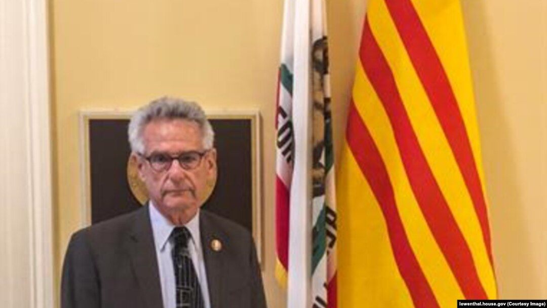 Dân biểu Alan Lowenthal, tiểu bang California, và cờ Việt Nam Cộng hòa bên ngoài văn phòng của ông ở Washington, DC.