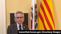 Dân biểu Alan Lowenthal, tiểu bang California, và cờ Việt Nam Cộng hòa bên ngoài văn phòng của ông ở Washington, DC.