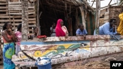 Familiares, amigos e membros da comunidade reúnem-se ao longo da praia enquanto esperam que as equipas de busca e salvamento encontrem sobreviventes e recuperem os mortos depois de uma piroga se ter afundado na noite anterior, em Mbour, a 9 de setembro de 2024.