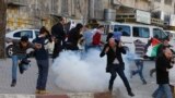 در جريان ديدار رئيس جمهوری اسرائيل، روون ريولين، از شهر حبرون (به عربی: الخليل) در کرانه باختری تحت اشغال اسرائيل، معترضان فلسطينی به تظاهرات پرداختند و سربازان اسرائيلی برای پراکندن آنها از نارنجکهای برق آسا، که آسيبی به انسان نمیزند و صرفا او را برای مدت کوتاهی از خود بيخود میکند استفاده کردند.<br />
&nbsp;