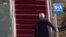 Joe Biden trébuche en tentant d'entrer dans l'avion présidentiel