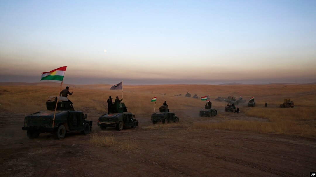 Konvoi pasukan Kurdi-Irak (Peshmerga) di Khazer, sekitar 30 kilometer sebelah timur Mosul, Irak Senin (17/10).