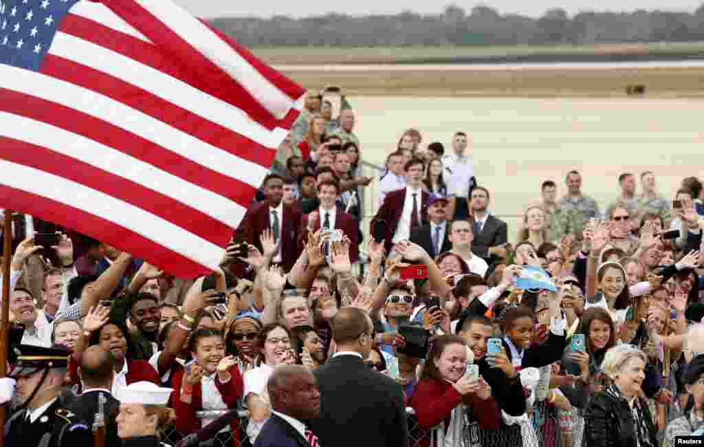 Đám đông đứng chờ đón Đức Giáo Hoàng Phanxicô tại Căn cứ Không quân Andrews bên ngoài thủ đô Washington.