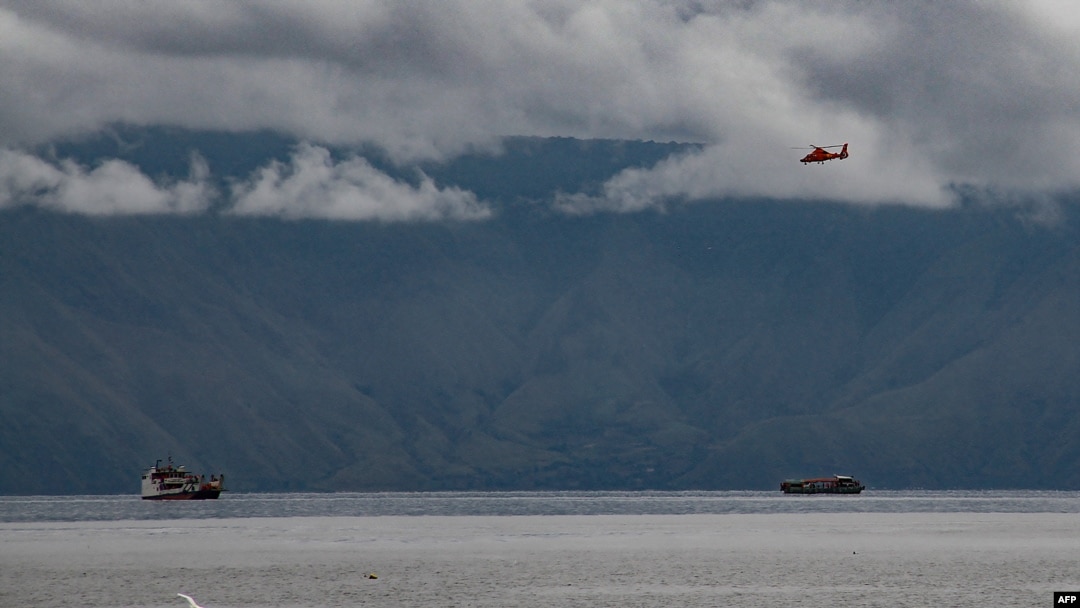 Helikopter tim SAR mencari korban kapal feri KM Sinar Bangun yang tenggelam saat berlayar di tengah cuaca buruk di Danau Toba pada 18 Juni lalu, Danau Toba, 23 Juni 2018.
