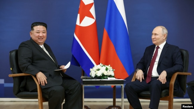 김정은(왼쪽) 북한 국무위원장과 블라디미르 푸틴 러시아 대통령이 지난 9월 보스토치니 우주기지에서 회담하고 있다. (자료사진)