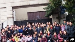 冯正虎(前右一)与部分市民第36次在上海市人大集体请愿