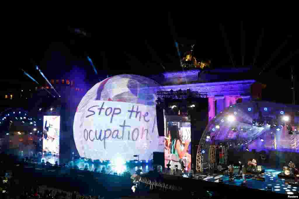 رواں برس بھی برلن میں واقع برانڈنبرگ گیٹ پر لوگوں نے مل کر جشن منایا۔ آتش بازی کے ساتھ ساتھ مختلف رنگ کی روشنیوں سے گیٹ کو منور کیا گیا۔ &nbsp;