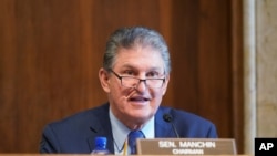 ARCHIVO - El senador estadounidense Joe Manchin, demócrata por West Virginia, durante una audiencia del Comité del Senado sobre Energía y Recursos Naturales, en Washington, el 24 de febrero de 2021.