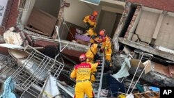 台湾消防署发布的照片显示，救援人员准备进入花莲一栋因地震而严重倾斜的大楼内进行搜救。(2024年4月3日)