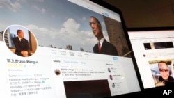 Una página de Twitter del empresario chino exiliado Guo Wengui se ve en una pantalla de computadora en Beijing, el 30 de agosto de 2017.