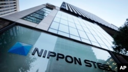 ARCHIVO - El logotipo de Nippon Steel Corporation se muestra en un cartel afuera de su sede en Tokio el 26 de noviembre de 2021.