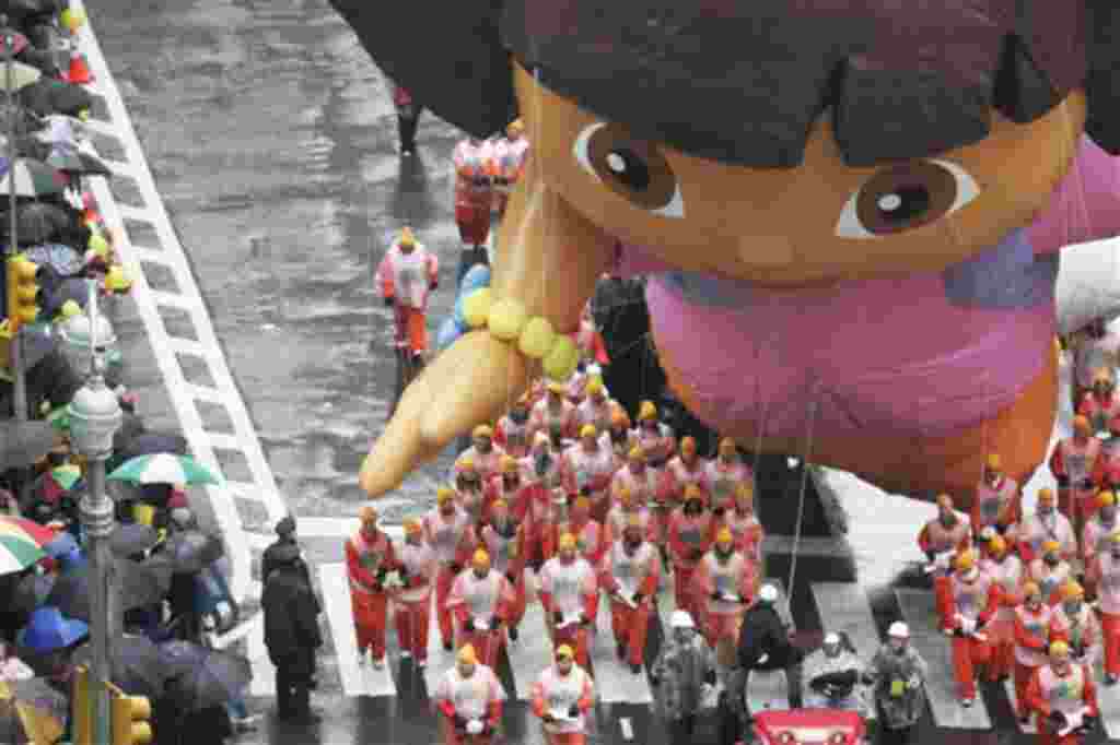 Dora, la exploradora, en Broadway durante el desfile de la tienda Macy's en Nueva York.