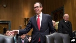 El nominado del presidente electo Donald Trump para el Departamento del Tesoro, Steven Mnuchin, comparece en su audiencia de confirmación en el Senado, el jueves, 19 de enero, de 2017.