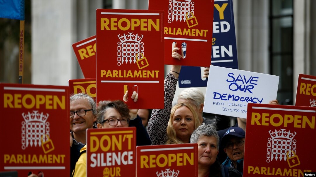 Aksi protes di luar Mahkamah Agung Inggris di London, 24 September 2019.