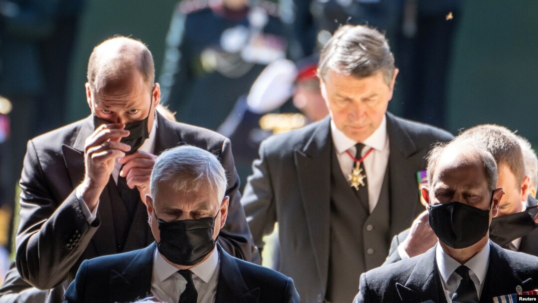 Los miembros de la Familia Real siguen el ataúd del príncipe Felipe de Gran Bretaña, esposo de la reina Isabel, quien murió a la edad de 99 años. Capilla de San Jorge para su funeral, en Windsor, Gran Bretaña, el 17 de abril de 2021.