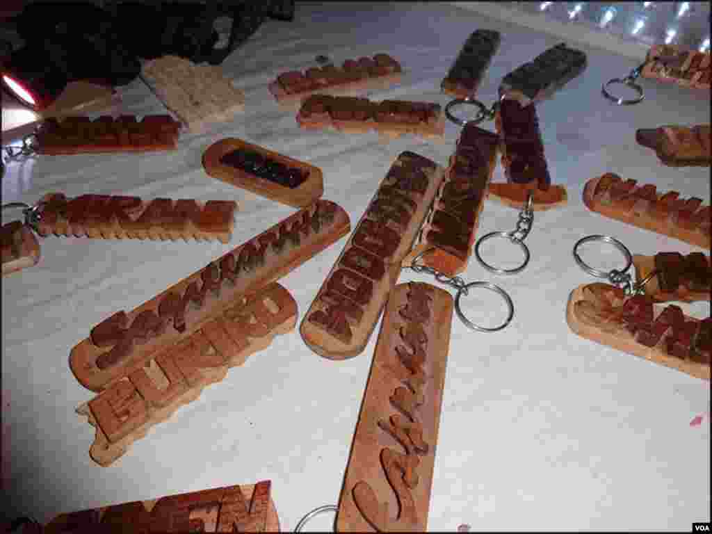 آٹھ حروف پر مشتمل ناموں کی ایک 'کی چین' بنانے کے وہ ڈھائی سو روپے لیتے ہیں