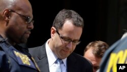 Jared Fogle rời Tòa án liên bang ở Indianapolis ngày 19/8/2015.