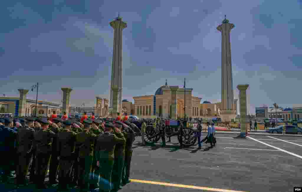 Soldiers salute Mubarak&#39;s casket at the El-mosheir Tantawy mosque. (Hamada Elrasam/VOA) 