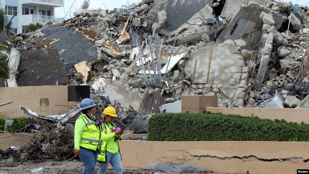 Rescatistas caminan entre los escombros después de la demolición controlada de la parte restante del complejo Champlain Towers South mientras continúan los esfuerzos de búsqueda y rescate en Surfside, Florida, el 6 de julio de 2021.
