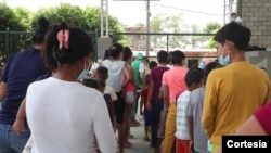 Organizaciones como ACNUR y el Programa Mundial de Alimentos brindan ayuda a los desplazados venezolanos refugiados en territorio colombiano. [Foto: Cortesía Alcaldía de Arauquita, Arauca].