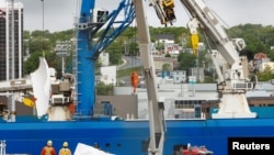 Descargan piezas recuperadas del sumergible Titan de OceanGate Expeditions, en el puerto de St. John, Newfoundland, Canada, el 28 de junio de 2023. REUTERS/David Hiscock