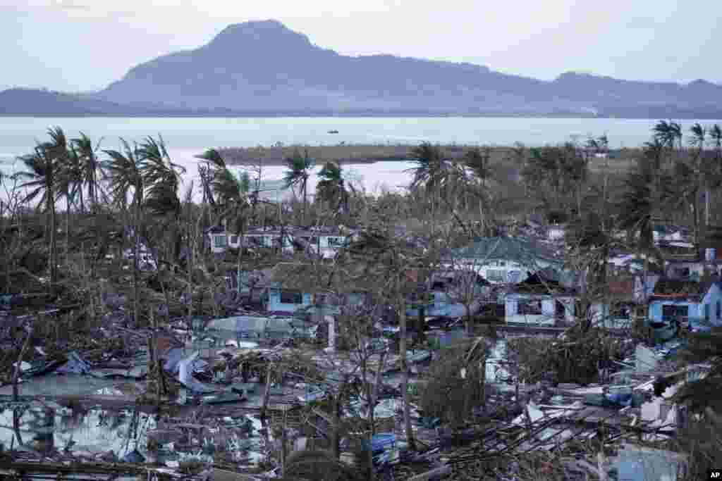 Kota Tacloban yang rusak dihantam Topan Haiyan, terlihat di provinsi Leyte, Filipina Tengah (9/11). (AP/Bullit Marquez)