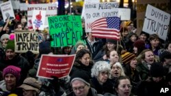 Cientos de manifestantes desfilaron en la ciudad de Nueva York en apoyo del juicio político al presidente Donald Trump, el martes 17 de diciembre de 2019.