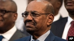 Presiden Sudan Omar al-Bashir menghadiri acara pembukaan KTT Uni Afrika di Johannesburg, Afrika Selatan Minggu (14/6).