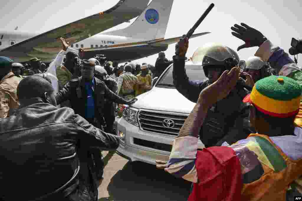 La police repoussant la foule lors du retour au Mali de l&#39;ancien président Amadou Toumani Touré à l&#39;aéroport de Bamako, le 24 décembre 2017.