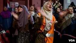 Women clap and chant as presidential hopeful Abdel Moneim Aboul Fotouh enters the conference hall in Cairo, May 15, 2012 (Yuli Weeks/VOA).