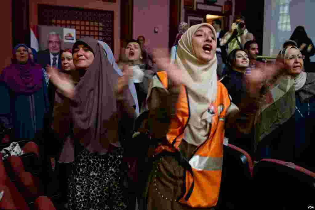 Women clap and chant as presidential hopeful Abdel Moneim Aboul Fotouh enters the conference hall. (Y. Weeks/VOA)