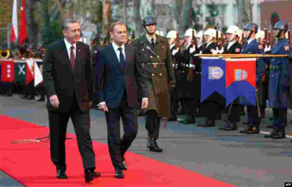 Poland's Prime Minister Donald Tusk, center, and his Turkish counterpart Recep Tayyip Erdogan inspect a military guard of honour before their meeting in Ankara, Turkey, Wednesday, Dec. 8, 2010. Tusk is in Turkey for a two-day official visit.(AP Photo/Burh