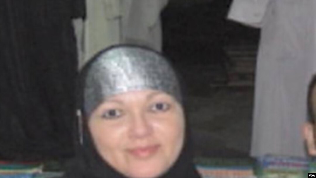 Elizabeth Torres mengganti namanya menjadi Safia El-Kasaby setelah memutuskan untuk memeluk agama Islam.
