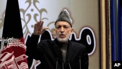 Presiden Afghanistan Hamid Karzai saat berbicara dalam pertemuan dewan konsultatif Loya Jirga di Kabul, Afghanistan (24/11). (AP/Rahmat Gul)